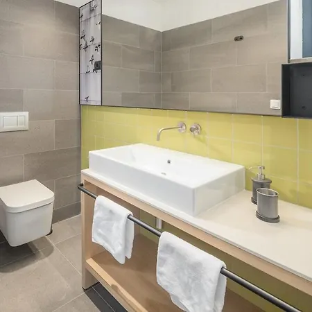 Luxury Voliera With Wellness In