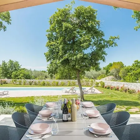 Villa Luxury Voliera With Wellness In