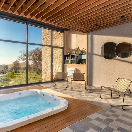 Luxury Voliera With Wellness In *
