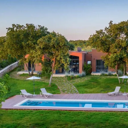 Luxury Voliera With Wellness In *