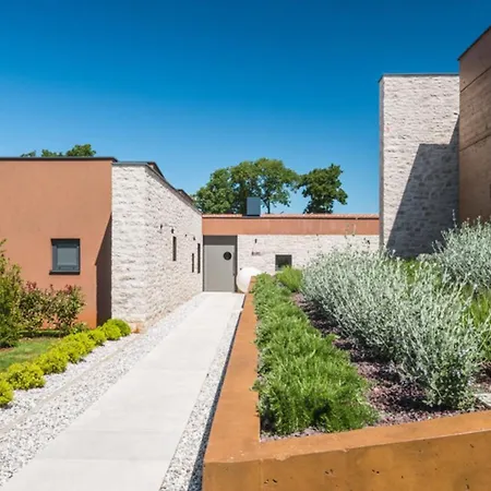 Luxury Voliera With Wellness In